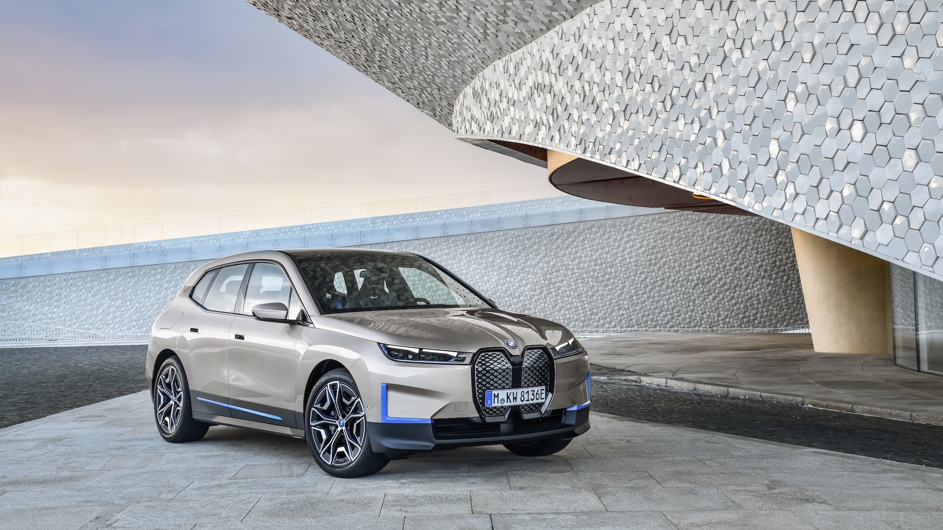 Ladda BMW iX xDrive 40 hemma
