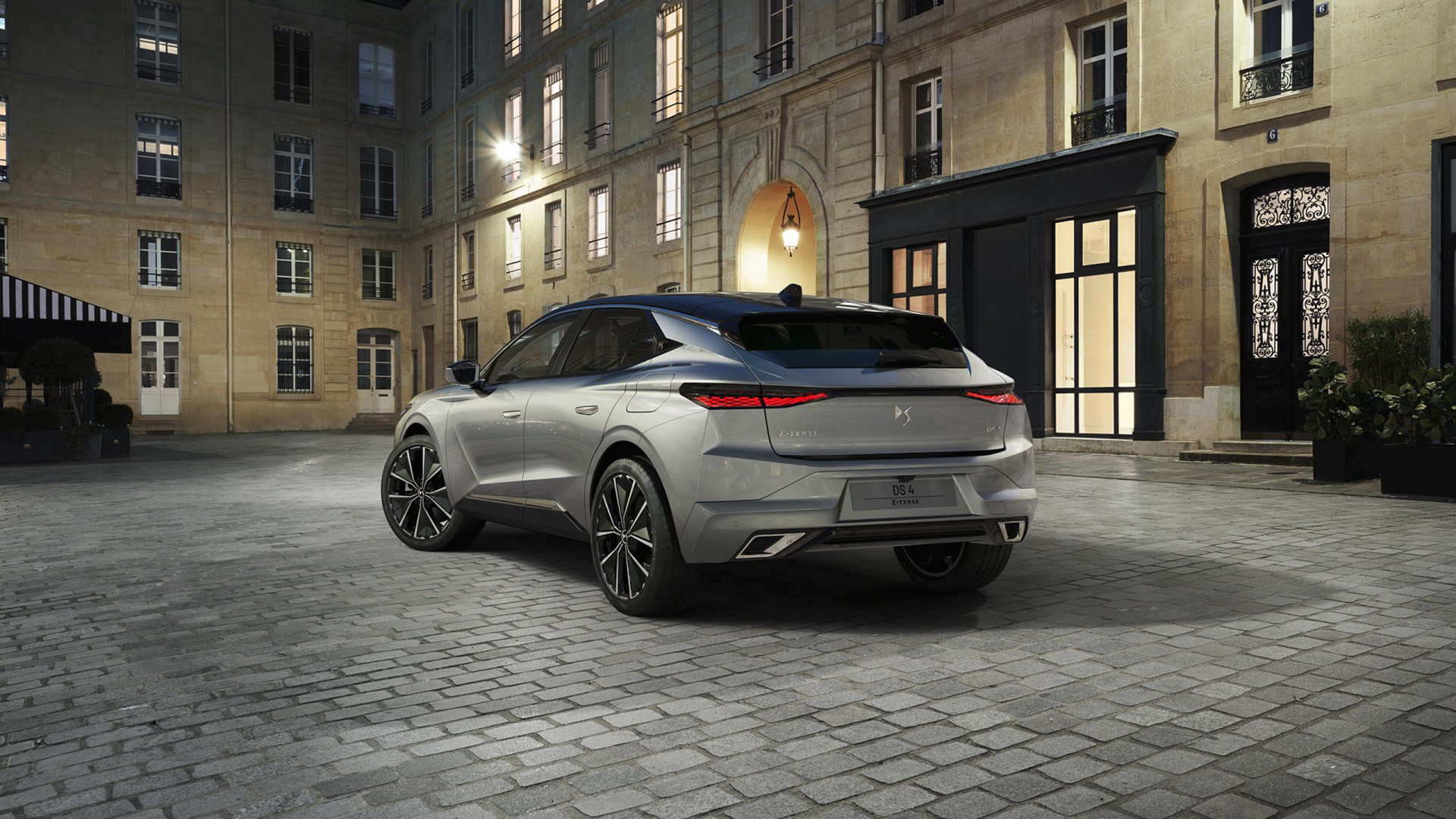 Ladda DS 4 E-TENSE hemma