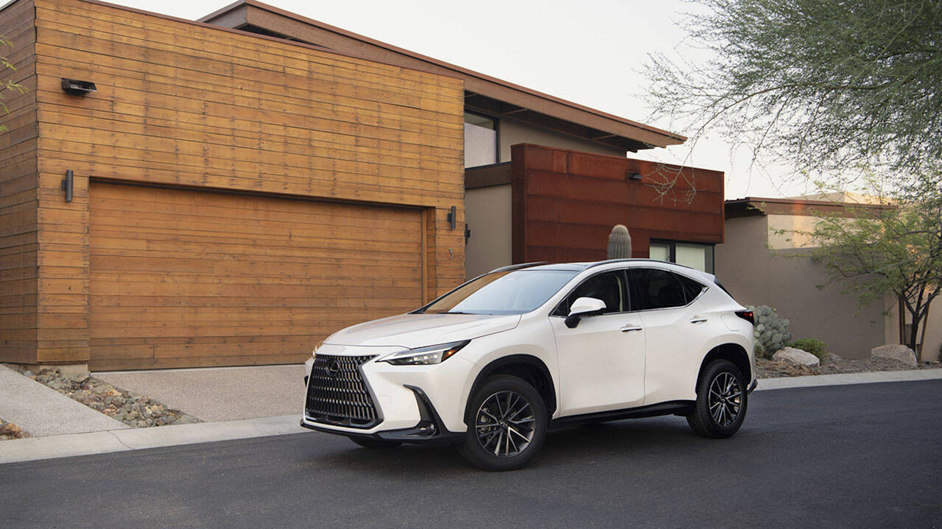 Ladda Lexus NX 450h+ hemma