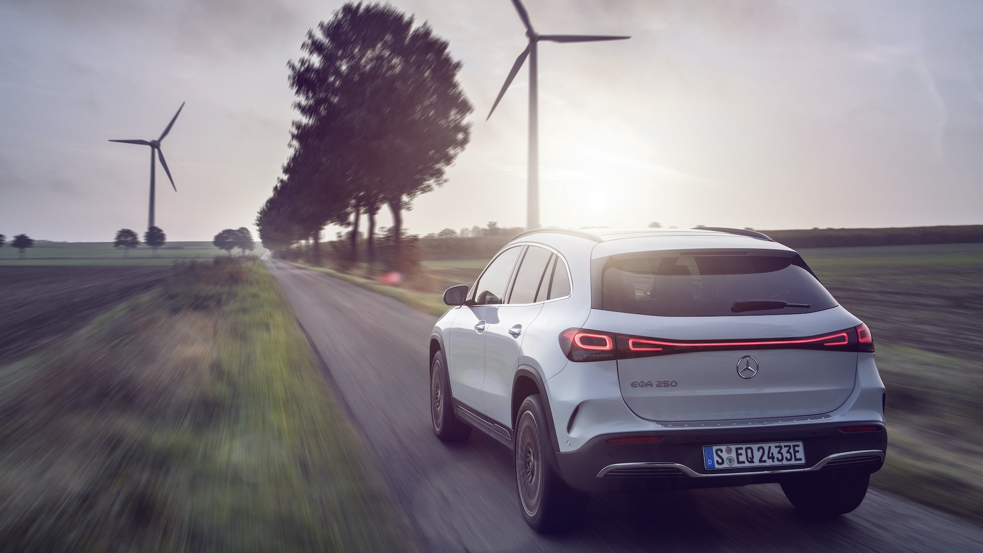 Ladda Mercedes EQA hemma