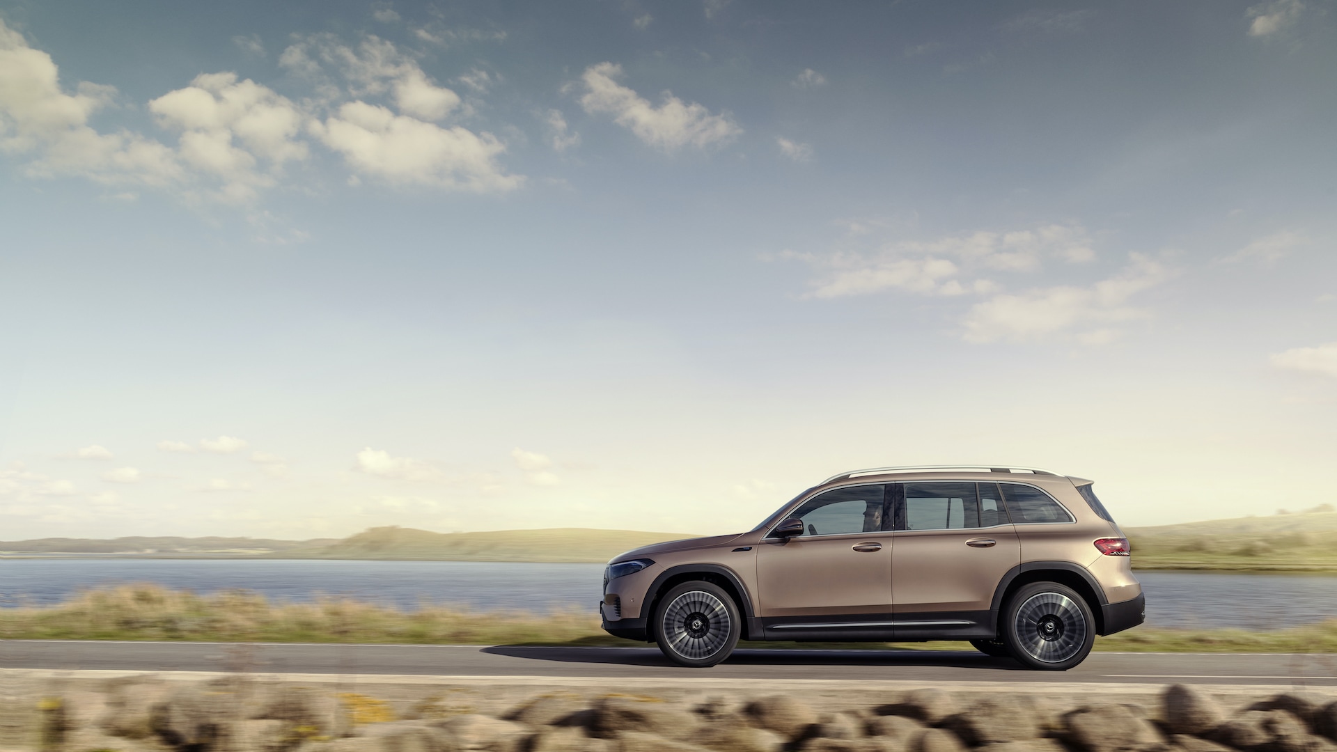 Ladda Mercedes EQB hemma