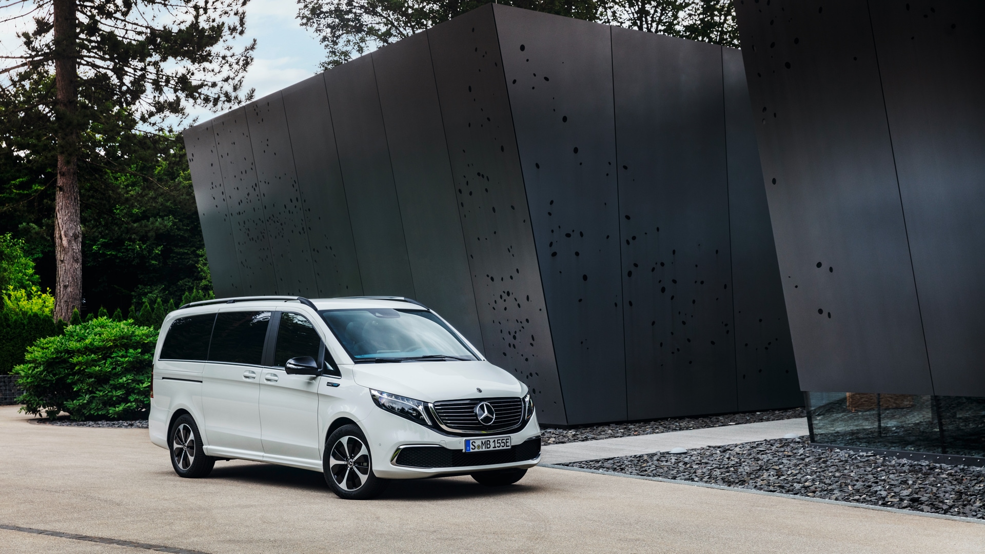 Ladda Mercedes EQV hemma