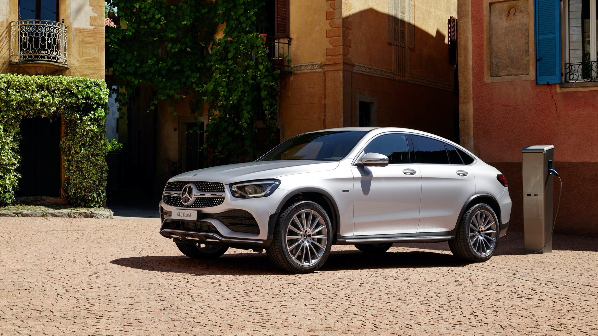 Ladda Mercedes GLC 300e hemma