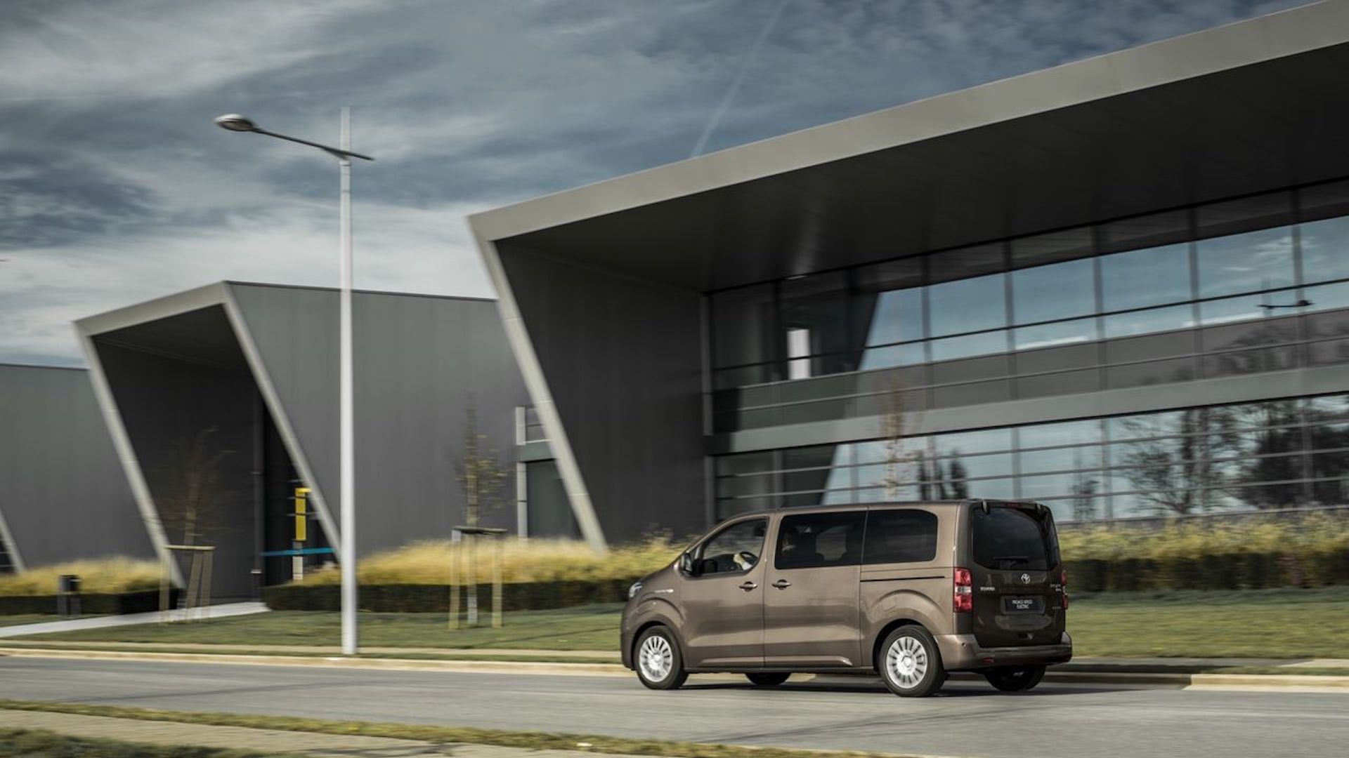 Ladda Toyota Proace Electric (75 kWh) hemma