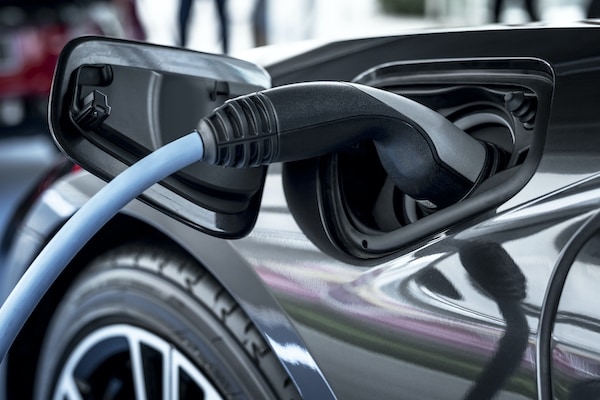 Höga råvarupriser driver utvecklingen av nya batterier till elbilsmarknaden