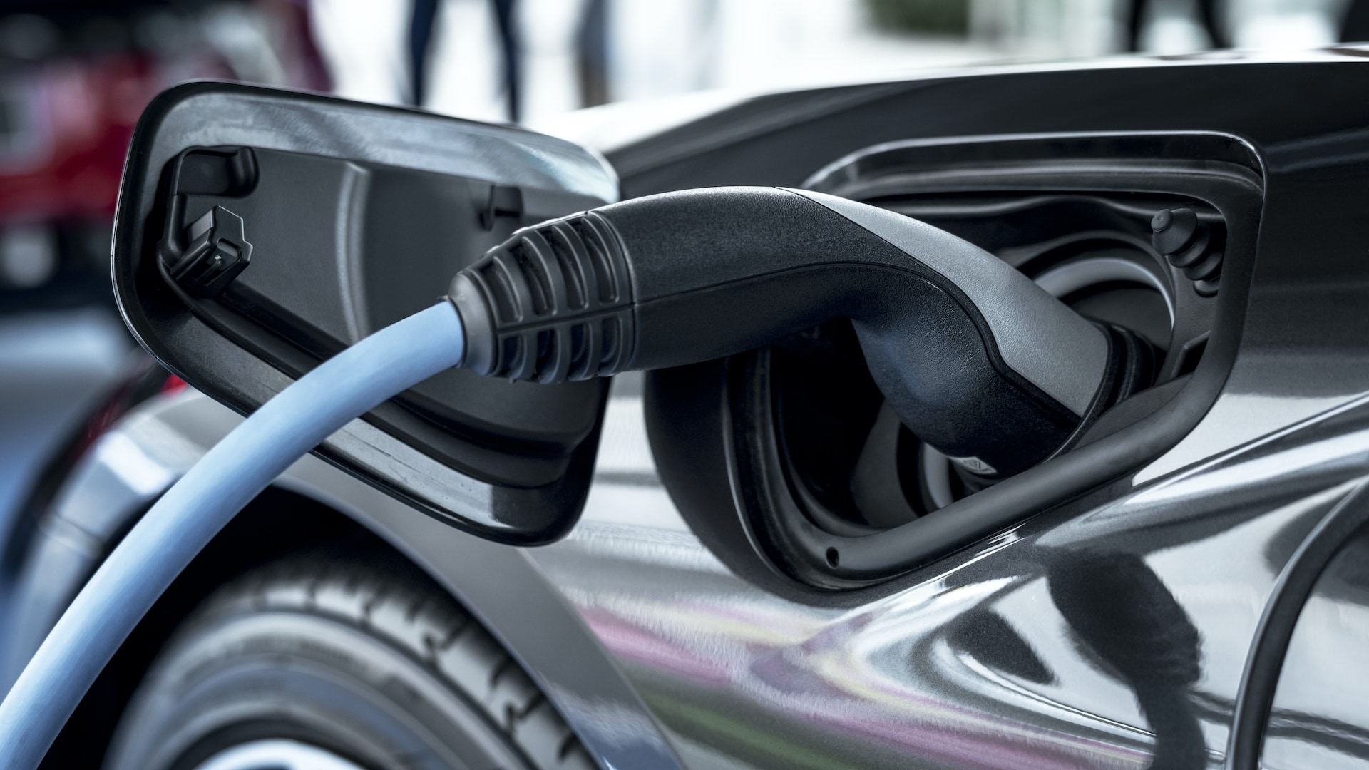 Höga råvarupriser driver utvecklingen av nya batterier till elbilsmarknaden