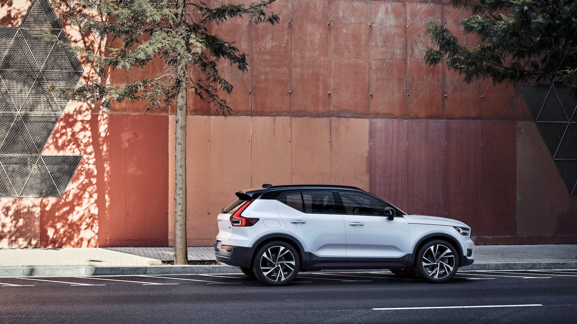 Ladda Volvo XC40 Recharge P8 hemma